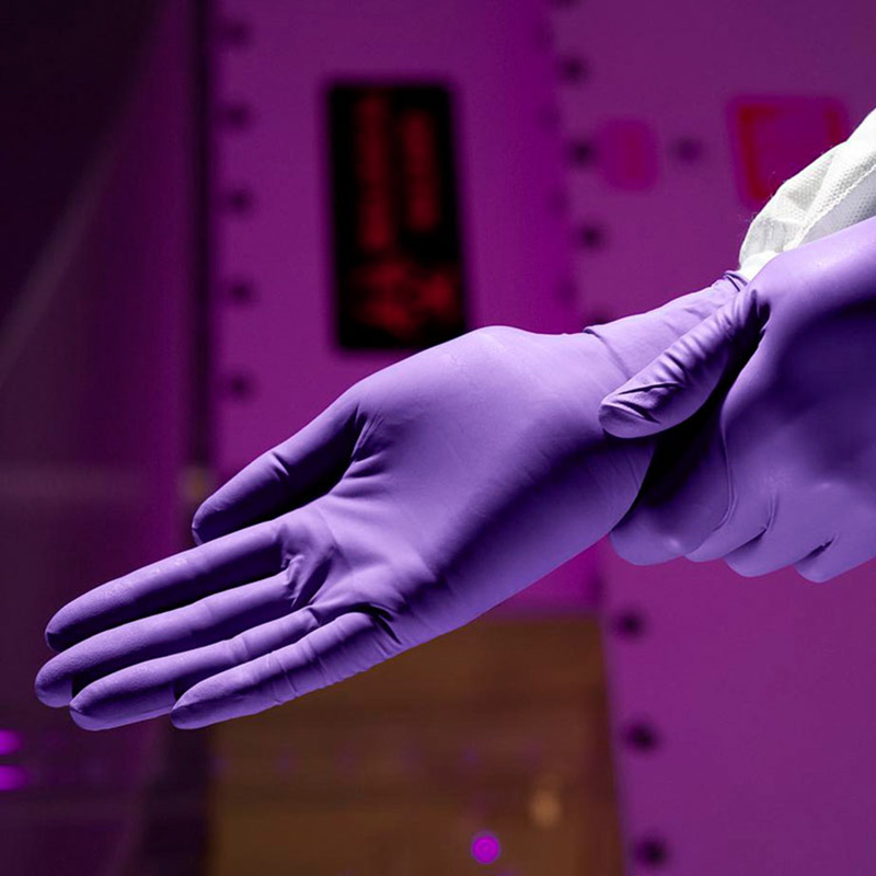 disposable purple medical exam nitrile gloves